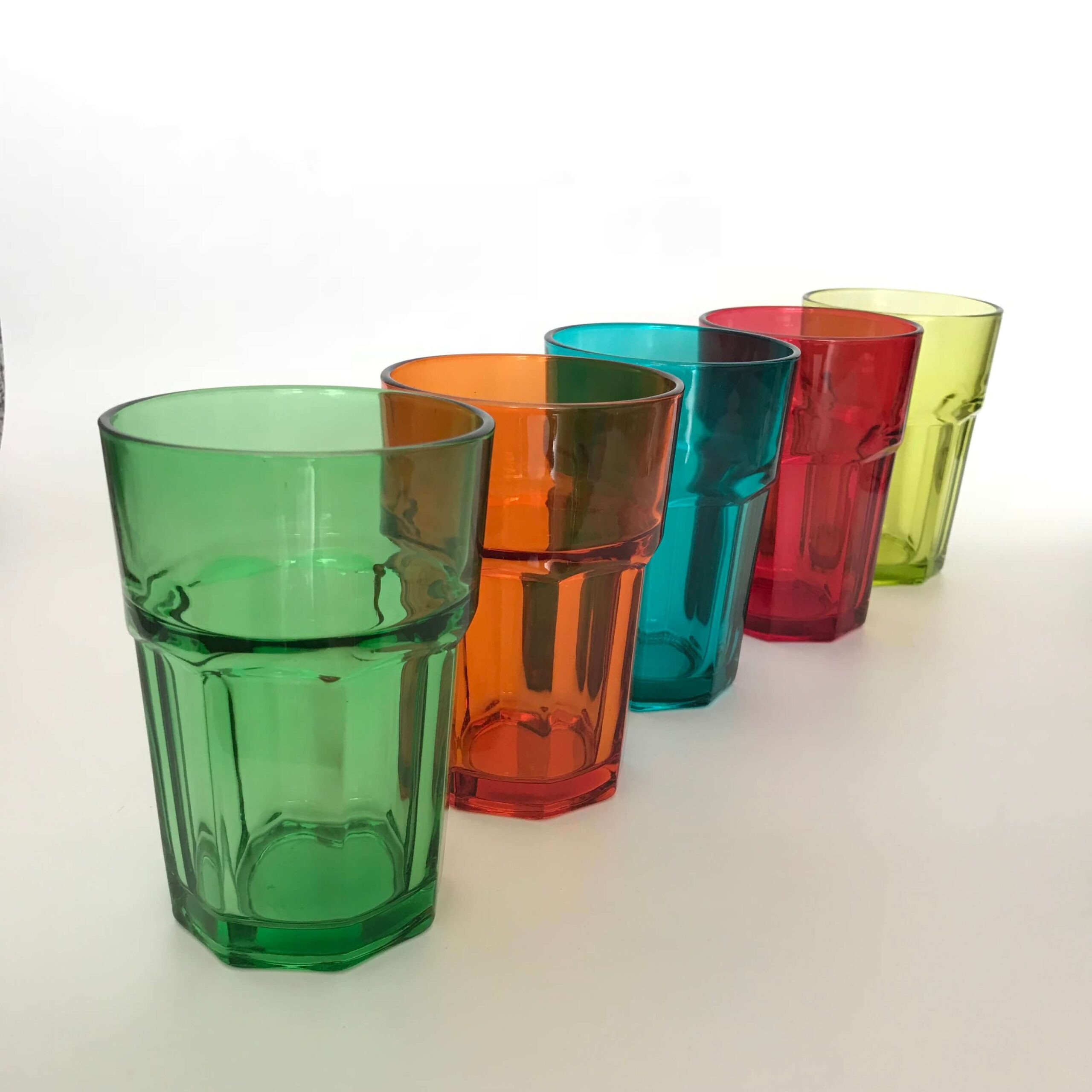 Ensemble de gobelets en verre coloré