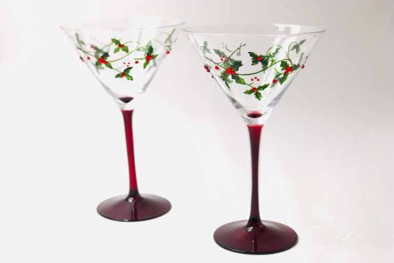 Kerstcocktailglazen met beschildering en decoraties